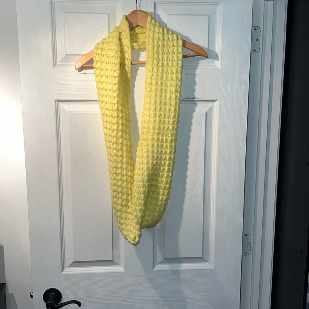 Woman’s Aeropostale Infinity Fashion Scarf. One Size.